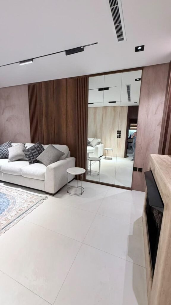 ديكور داخلي بكسوة جدارية وتفاصيل تصميم